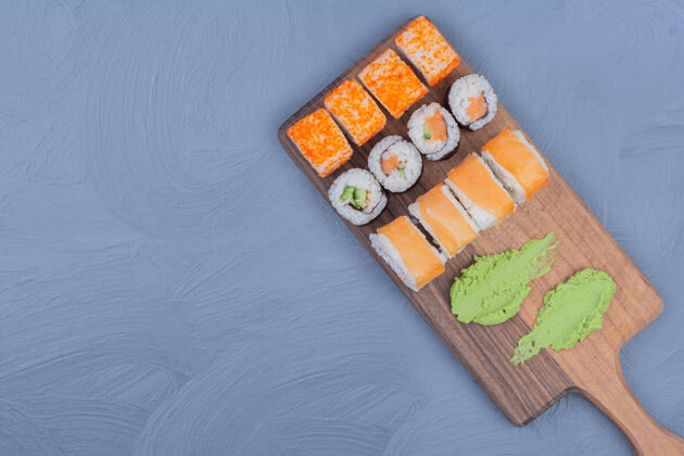 餐具木盘芥末寿司卷海鲜菜单传统