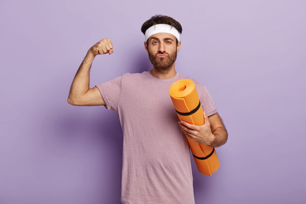 瑜伽运动是我的生命没刮胡子的男人在健身房锻炼锻炼水平肌肉