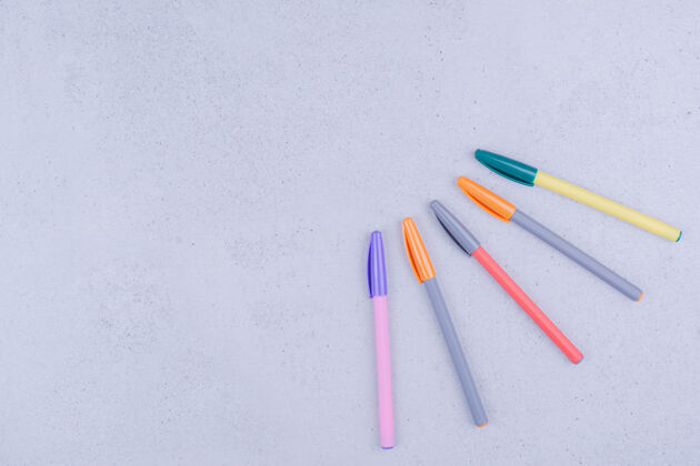 实用彩色曼荼罗工艺铅笔隔离在灰色表面学习工作工具