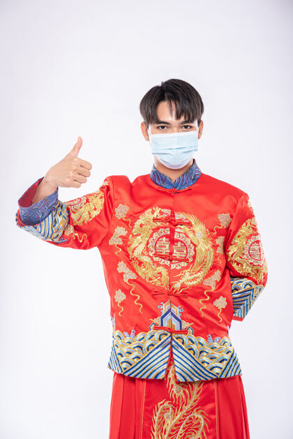 旗袍男士穿旗袍套装 戴口罩 是购物防病的最佳方式中国新年人中国文化