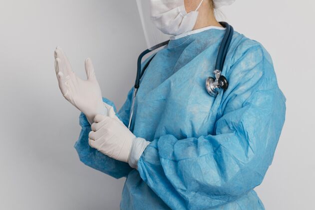 检疫戴着外科手套的年轻医生专业护理大流行