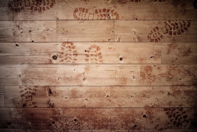 脏木制表面上有脚印-伟大的背景或博客板木材印记