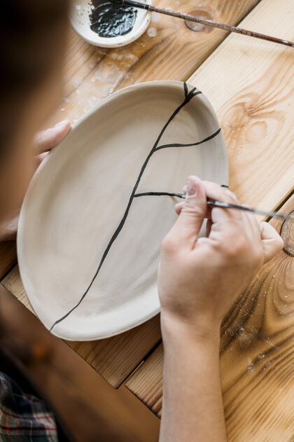 工作场所做陶器杰作的女人陶工艺术家工匠