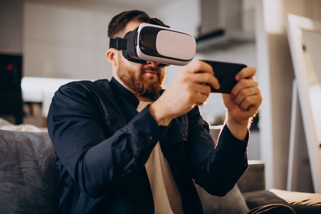 观看坐在家里使用虚拟现实的男人成人虚拟网络空间