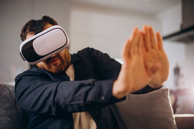 游戏坐在家里使用虚拟现实的男人未来享受高科技
