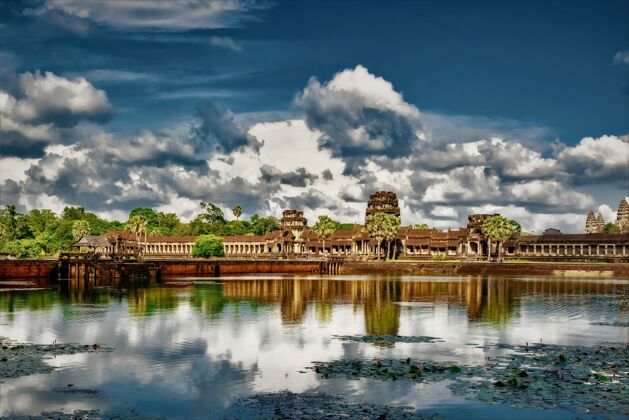 吴哥映照在湖上的云彩和柬埔寨的吴哥窟寺遗产历史暹罗