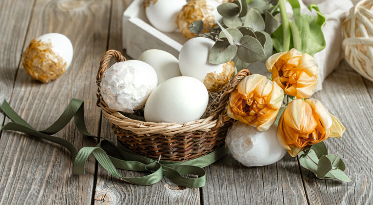 复活节彩蛋复活节假期的节日组成与新鲜的春天鲜花和鸡蛋复活节装饰概念节日节日玻璃