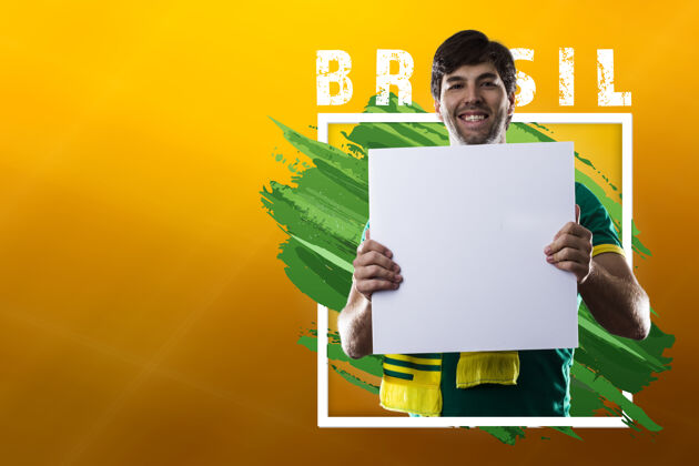 比赛快乐的巴西男人 拿着空白海报的球迷欢乐庆祝户外
