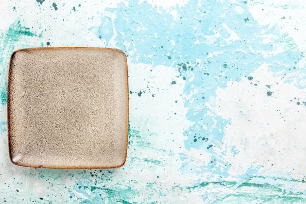 形状顶视图浅蓝色桌子上形成的空棕色盘子正方形厨房食物盘子餐具盘子视图顶部