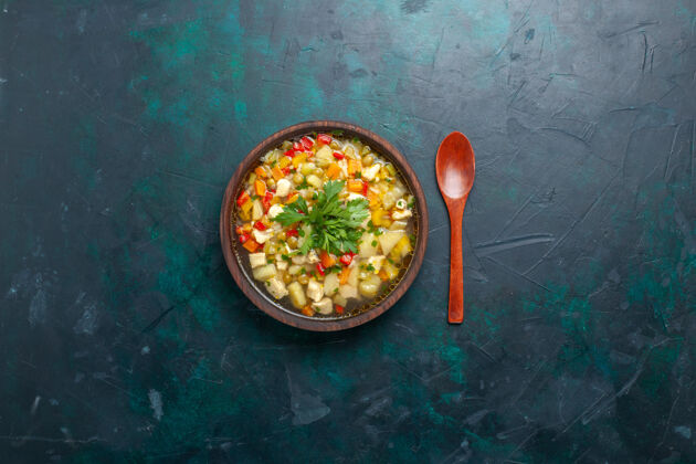 饭俯瞰美味的蔬菜汤 不同的配料放在棕色的盘子里 在深色的桌子上 汤 蔬菜 酱汁 食物 热菜菜观点里面