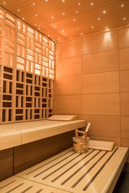 瓷砖一个美丽的桑拿房设计与墙砖和木凳垂直拍摄水桶设备房间