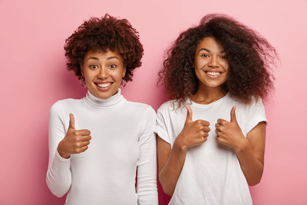 Hipster高兴的女性好朋友们竖起大拇指 开心地微笑 表示支持和同意GreatFriendsT恤