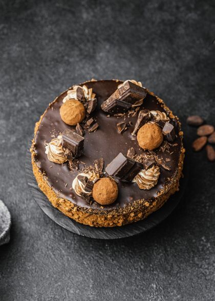甜点把美味的巧克力蛋糕放在架子上小吃蛋糕含糖