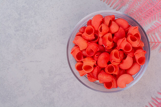 意大利面红色生菜放在玻璃盘上的空白处生的玻璃杯盘子