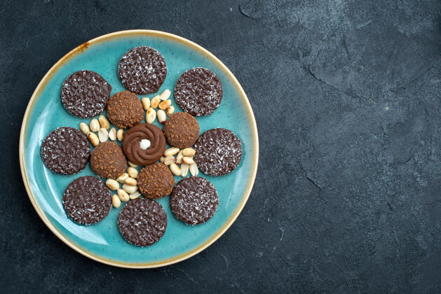 盘子俯瞰美味的巧克力饼干圆形形成的深灰色背景饼干饼干糖蛋糕甜饼茶饼干板内圆形饼干内部