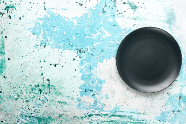 生的顶视图空圆形盘子深色浅蓝背景色盘子厨房餐具玻璃炊具玻璃顶部