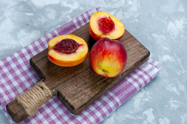 切片前视新鲜桃子醇香可口的水果切片在浅白色的办公桌上食品树芒果