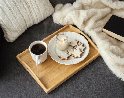 现代喝茶看书放松一下室内静物冬天
