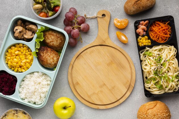 厨房顶视图用木板分批烹饪食物搭配吃组成营养