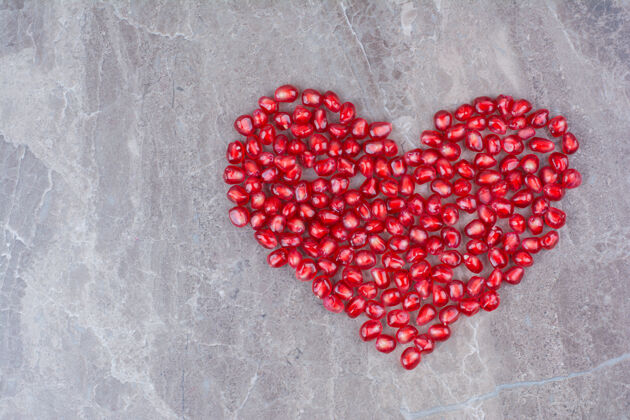 果一束石榴籽像心一样形成了鲜籽红