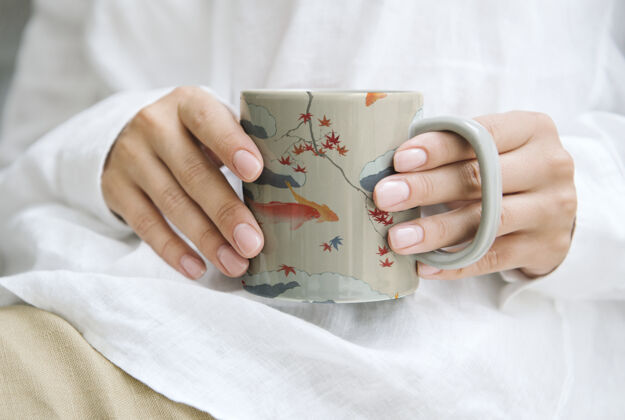 陶瓷一个女人拿着一个日式咖啡杯 由渡边胜泰的作品混音亚洲人鲤鱼鱼