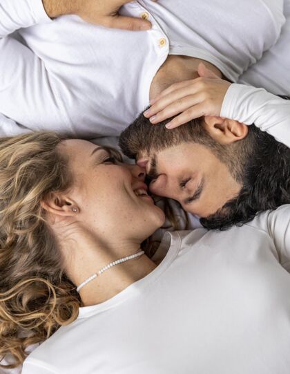 男朋友夫妻在家里床上接吻在一起迷恋妻子