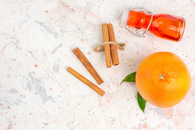 柑橘顶视图新鲜的橙色肉桂棒瓶明亮的表面与复制空间柑橘瓶子多汁