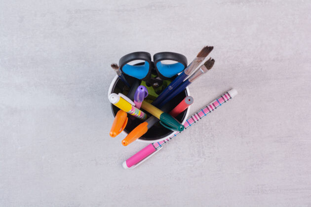 盒子剪刀 刷子和铅笔放在笔筒里教育设备供应