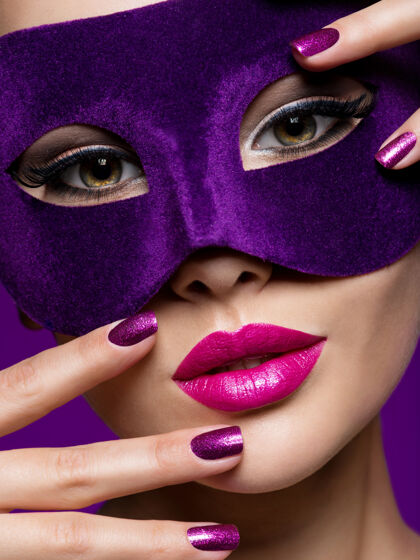 魅力一个戴着紫罗兰色指甲和戏院面具的美丽女人的肖像唇膏年轻魔法