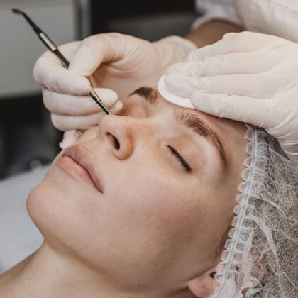 面部年轻女子在健康中心进行皮肤治疗化妆品美容皮肤护理