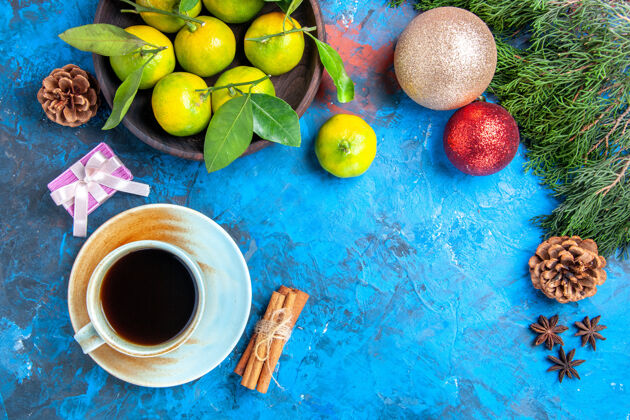 碟子顶视图黄橘叶木碗桂枝八角在蓝色表面自由空间早餐顶部风景