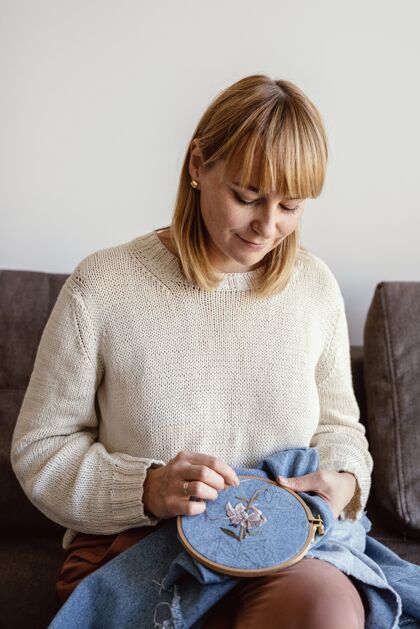 手艺裁缝用工具缝制布料的女人面料细节手工