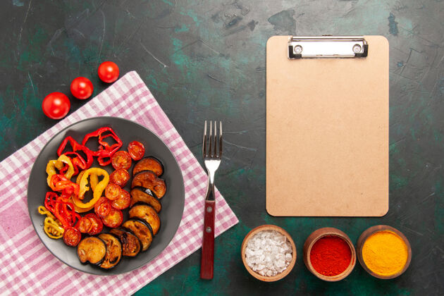 茄子顶视图熟切片蔬菜甜椒和茄子与调味料的绿色表面烹饪甜椒饮食