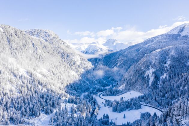 高冬日蓝天下雪山的迷人镜头雪覆盖雪自然