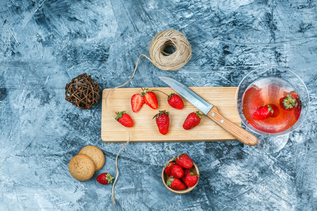配料在深蓝色和灰色大理石背景上 用一杯鸡尾酒 提示 一碗草莓和曲奇饼在砧板上特写草莓和一把刀水平的自由空间为您的文字有机桌子大理石