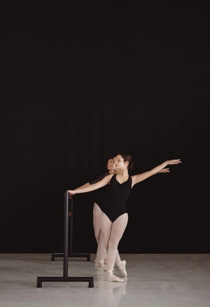芭蕾舞演员专业芭蕾舞演员排练与复制空间的正面视图女子舞蹈芭蕾舞