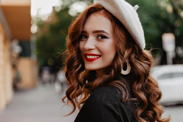 姜笑容可掬的红唇姜女在秋日清晨的户外写真戴贝雷帽的温文尔雅的法国女士回首往事街头风格帽子休闲