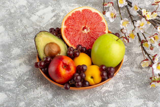 食品正面图新鲜水果在白色表面的盘子里可食用水果盘子苹果