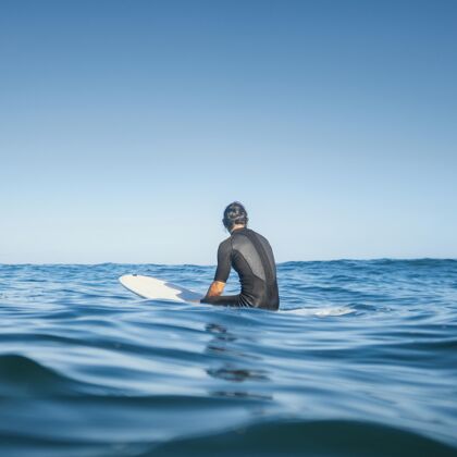 异国情调从后面坐在水里的人海洋乐趣夏威夷