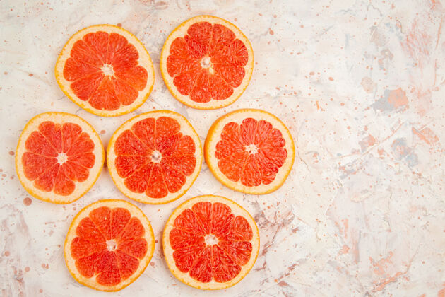 柑橘俯瞰柚子片在裸体桌上的花朵形状的自由空间切片花视图