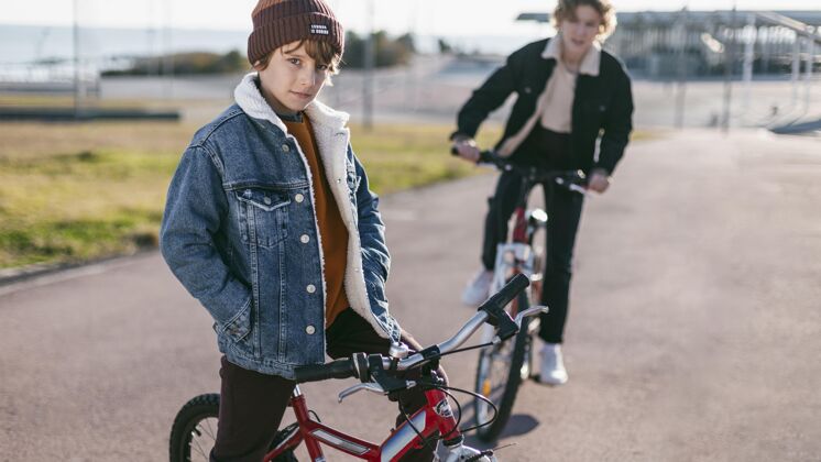 活动男孩们在城外骑自行车户外乐趣年轻