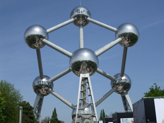 奇幻比利时布鲁塞尔的未来主义原子像超现实未来主义孟菲斯