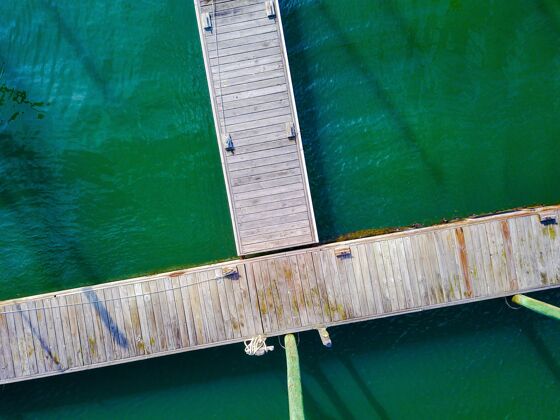码头船坞上有绳子的木制码头的空中镜头捕鱼木头海