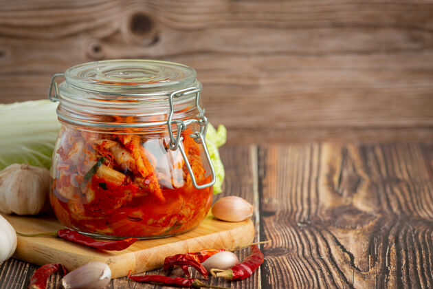 美味泡菜可以在玻璃罐里吃自然辣椒素胡椒