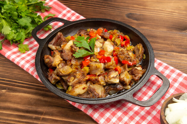 盘子木制棕色书桌上的烹饪蔬菜餐 包括蔬菜和肉蔬菜菜里面