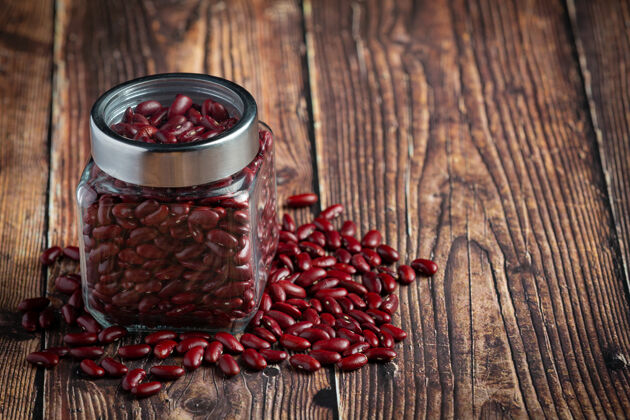 堆把红芸豆放在木地板上的小罐子里食用烹饪肾脏
