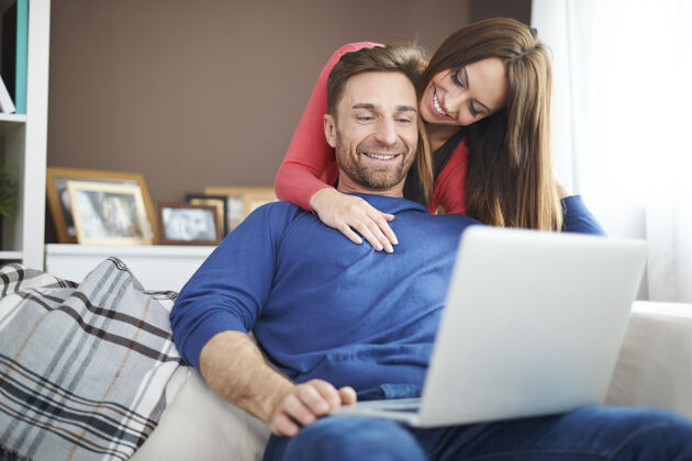 看现代科技在我们家中用于娱乐电脑异性恋爱