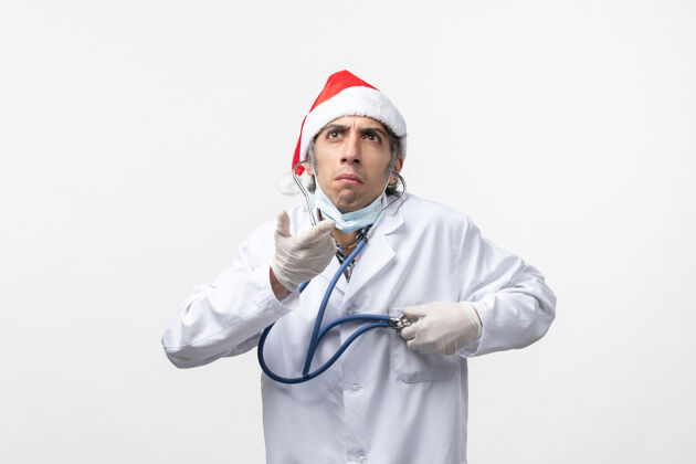 圣诞节男医生用听诊器病毒情感共济健康成人病毒听诊器