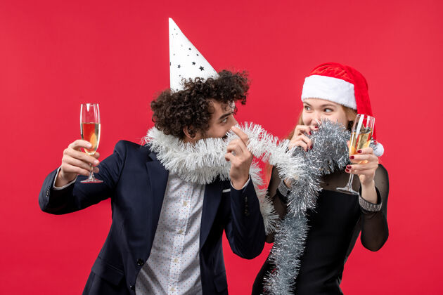 庆祝前视图年轻夫妇庆祝新年红桌圣诞爱情假期服装成人圣诞节