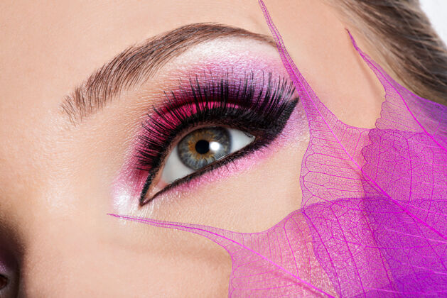 风格用漂亮时尚的亮粉色妆容特写女性眼睛明亮化妆品时尚